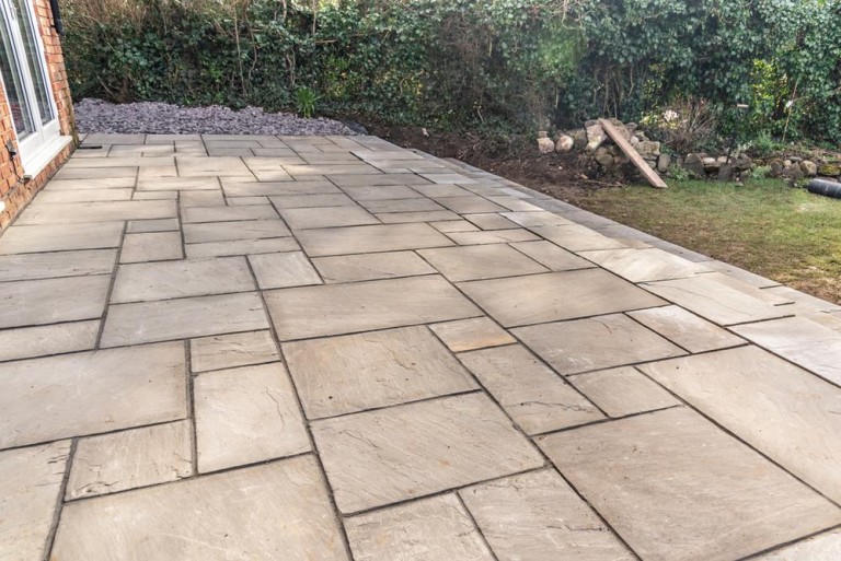 Quel dallage extérieur choisir pour votre projet à Benestroff ?